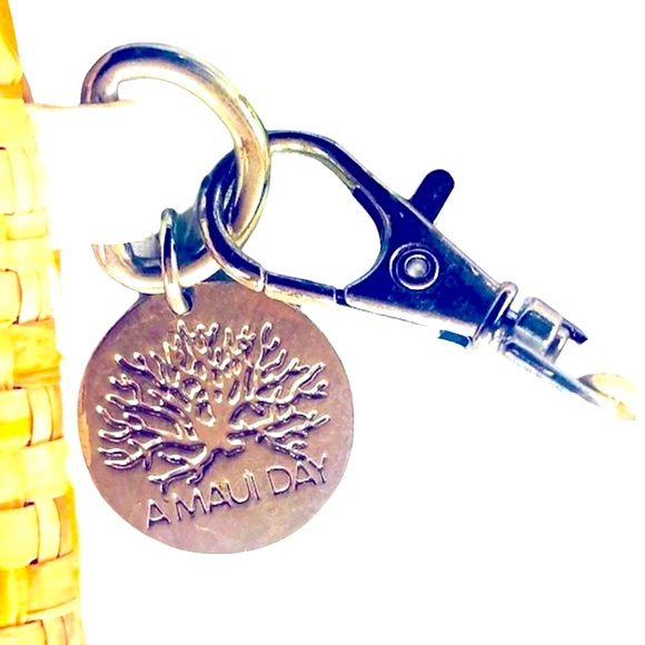 A Maui Day Raffia and Cotton Wristlet or Clutch Gold with White Coral He… - Picture 7 of 7